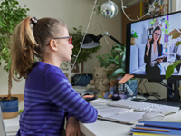 Kā online video kurss var palīdzēt mācīties svešvalodu?